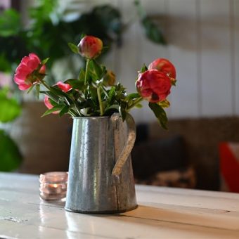 Bloemetjes op tafel locatie - Het Drents Kwartiertje - Solex Huren / Rijden - Dafje Huren / Rijden - Groepsactiviteiten, workshops, teambuilding en trainingen Drenthe