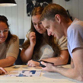 Walkie talkie hunebedbouwers - Het Drents Kwartiertje - Solex Huren / Rijden - Dafje Huren / Rijden - Groepsactiviteiten, workshops, teambuilding en trainingen Drenthe