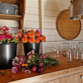 bloemetjes op tafel Het Drents kwartiertje 1 - Het Drents Kwartiertje - Solex Huren / Rijden - Dafje Huren / Rijden - Groepsactiviteiten, workshops, teambuilding en trainingen Drenthe